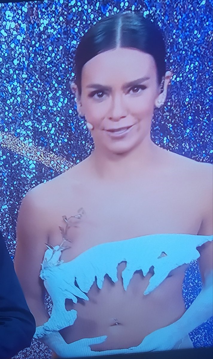 Cristina Pedroche, mucho hablar de paz, pero han tenido que atropellar a una paloma para hacerle el vestido.