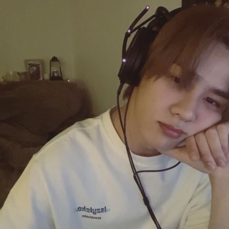 strxwberryeon's tweet photo. HAPPY BIRTHDAY KUN!!! thank you so much for making me happy! ur smile truly heals my heart! wishing you the best birthday! 🤍 #KUN #KUNDAY https://t.co/Pz6mDhpMU1