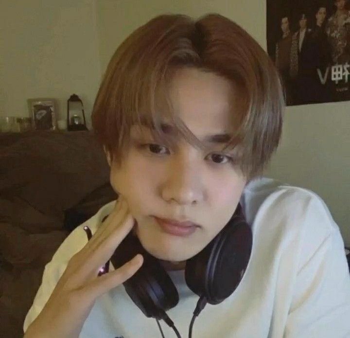 strxwberryeon's tweet photo. HAPPY BIRTHDAY KUN!!! thank you so much for making me happy! ur smile truly heals my heart! wishing you the best birthday! 🤍 #KUN #KUNDAY https://t.co/Pz6mDhpMU1