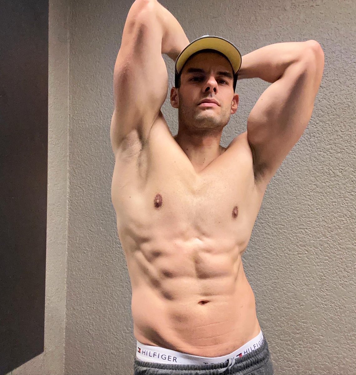Diego_de_Tovar's tweet photo. Últimas del año en el gym 💪🏻… #fitnessmotivation #keepitstrong #muscle #inshape #ripped #tone #bodybuilding #bodypositivity #goodvibes https://t.co/j197tKZEYT