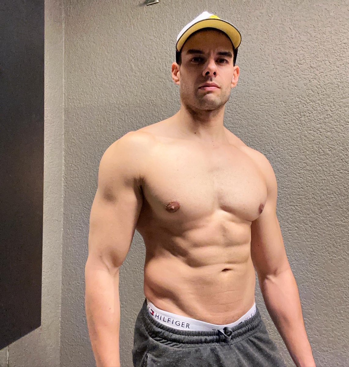 Diego_de_Tovar's tweet photo. Últimas del año en el gym 💪🏻… #fitnessmotivation #keepitstrong #muscle #inshape #ripped #tone #bodybuilding #bodypositivity #goodvibes https://t.co/j197tKZEYT