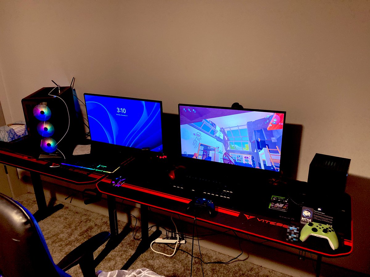 DEENA's tweet photo. Destyn’s gaming setup https://t.co/SyDeoYYCas