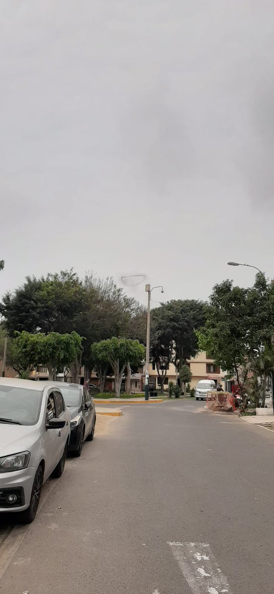 Alexsl_99's tweet photo. @jaimemaussan1 @redskywatchers
Esto paso en Surco Lima perú. 
 Apareció  un aro de humo https://t.co/xM9zoJ8eL4