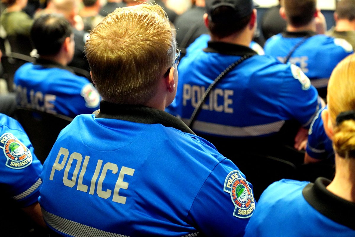 SarasotaPD's tweet photo. Itโs all hands on deck for the #PineappleDrop in the @CityofSarasota ๐โจ ๐ ๐Nearly every #Sarasota #Police Officer, a handful of our Civilians, members of @SarasotaSheriff & @scgovEOC are here, away from their families, keeping you safe this #NewYearsEve ๐๐ #NYE2023 #NewYear https://t.co/BfXehdWgoh