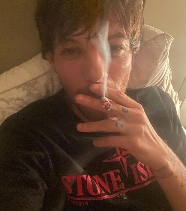 werworldclasss's tweet photo. LOUIS IF YOU ARE LOOKING FOR A DOG I KNOW HOW TO BARK WOOF WOOF WOOF https://t.co/c1RUYJTXyn