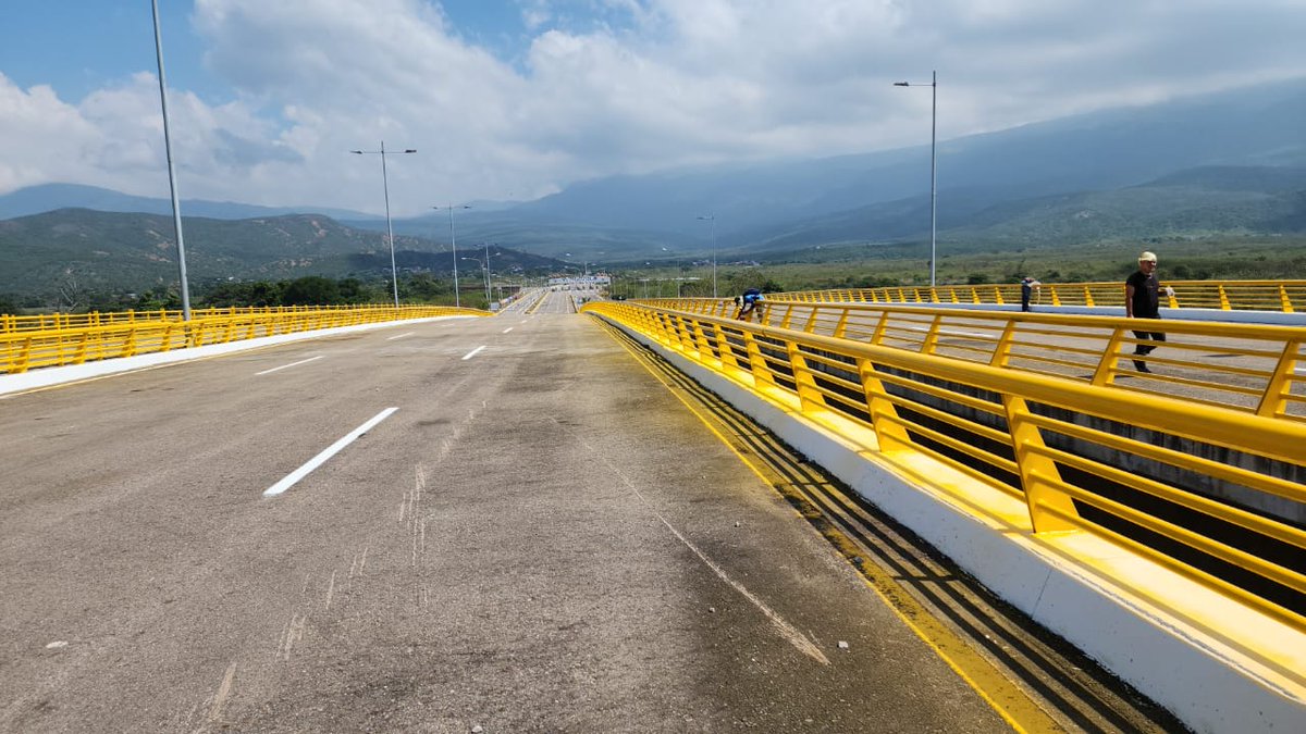 Todo listo para la apertura del Puente Atanasio Girardot que conecta a los municipios de Villa del Rosario, en Norte de Santander, con Pedro María Ureña, en el Estado Táchira. Avanzamos en la integración regional y el restablecimiento de nuestras relaciones con Venezuela.