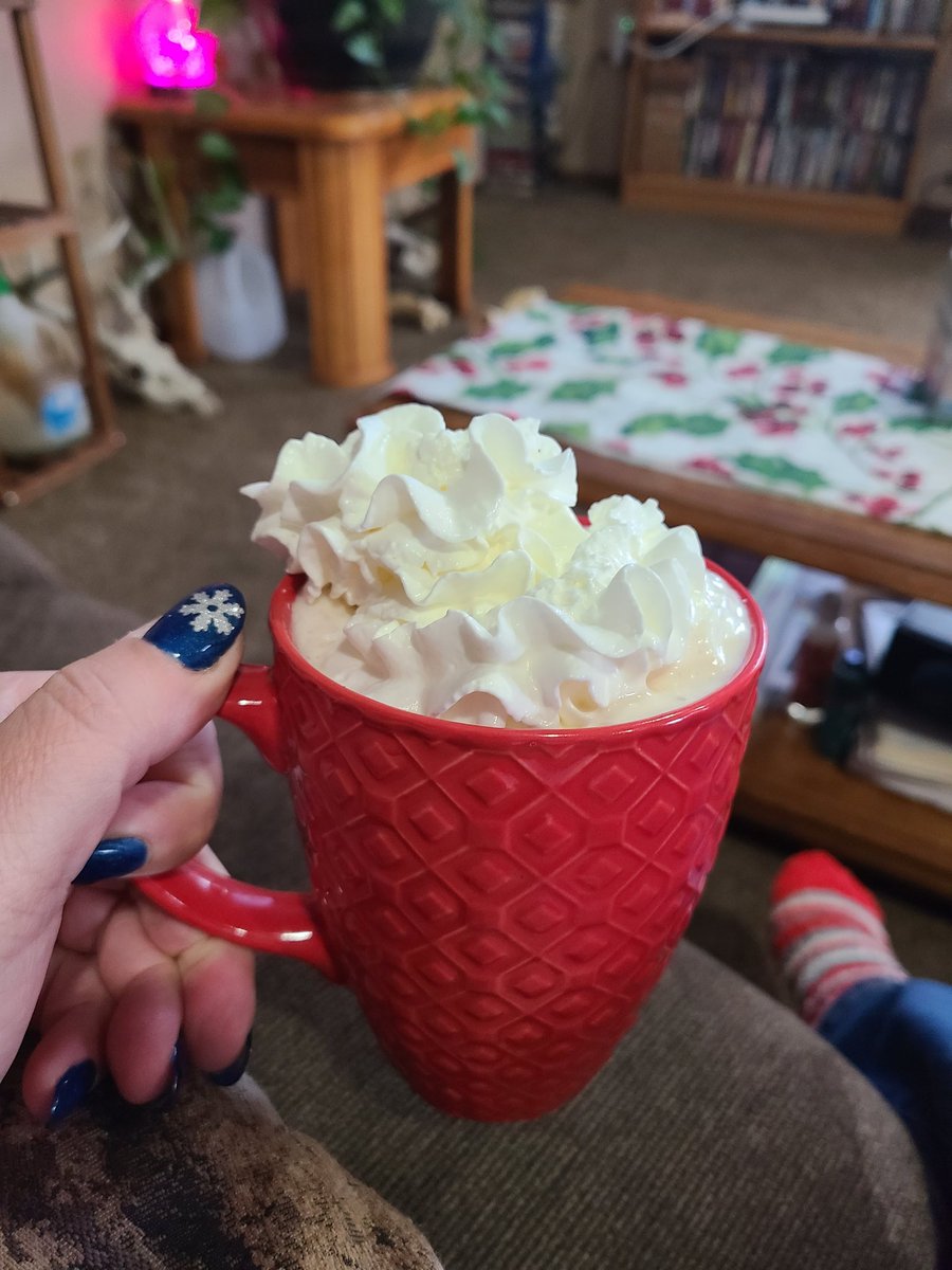 castle_kellie's tweet photo. Enjoying watching football and my Chai latte https://t.co/JZWtJNkw6Q