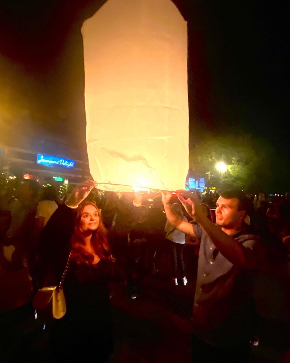 MrReidPE's tweet photo. 2023 in Thailand. Still on our mini Christmas holiday… tonight in chiang mai to celebrate new year there was a mass release of lanterns by ‘tha pae gate’… one of those surreal once in a lifetime moments https://t.co/wXdAhiwieX