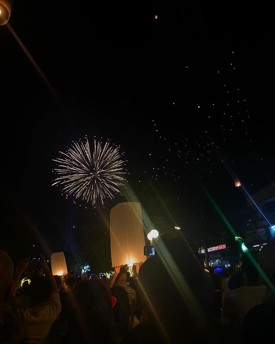 MrReidPE's tweet photo. 2023 in Thailand. Still on our mini Christmas holiday… tonight in chiang mai to celebrate new year there was a mass release of lanterns by ‘tha pae gate’… one of those surreal once in a lifetime moments https://t.co/wXdAhiwieX