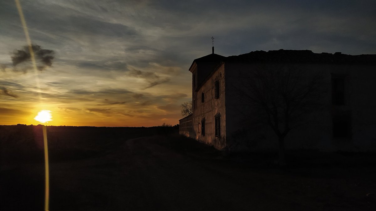 👋 Despedimos 2022 con este mágico atardecer de la Venta de Borondo deseando un 🎉 2023 lleno de patrimonio cultural #feliz2023 #sunset #atardecer #daimiel #igersciudadreal #ciudadreal #lamancha #sitiosdecastillalamancha #diciembre #lamancha #ventas #posadas #quijote #cervantes