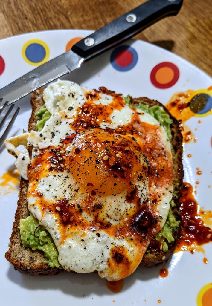 Food Blogger on Twitter "[Homemade] Avocado Toast with a Fried Egg and Chili Crisp viral 
