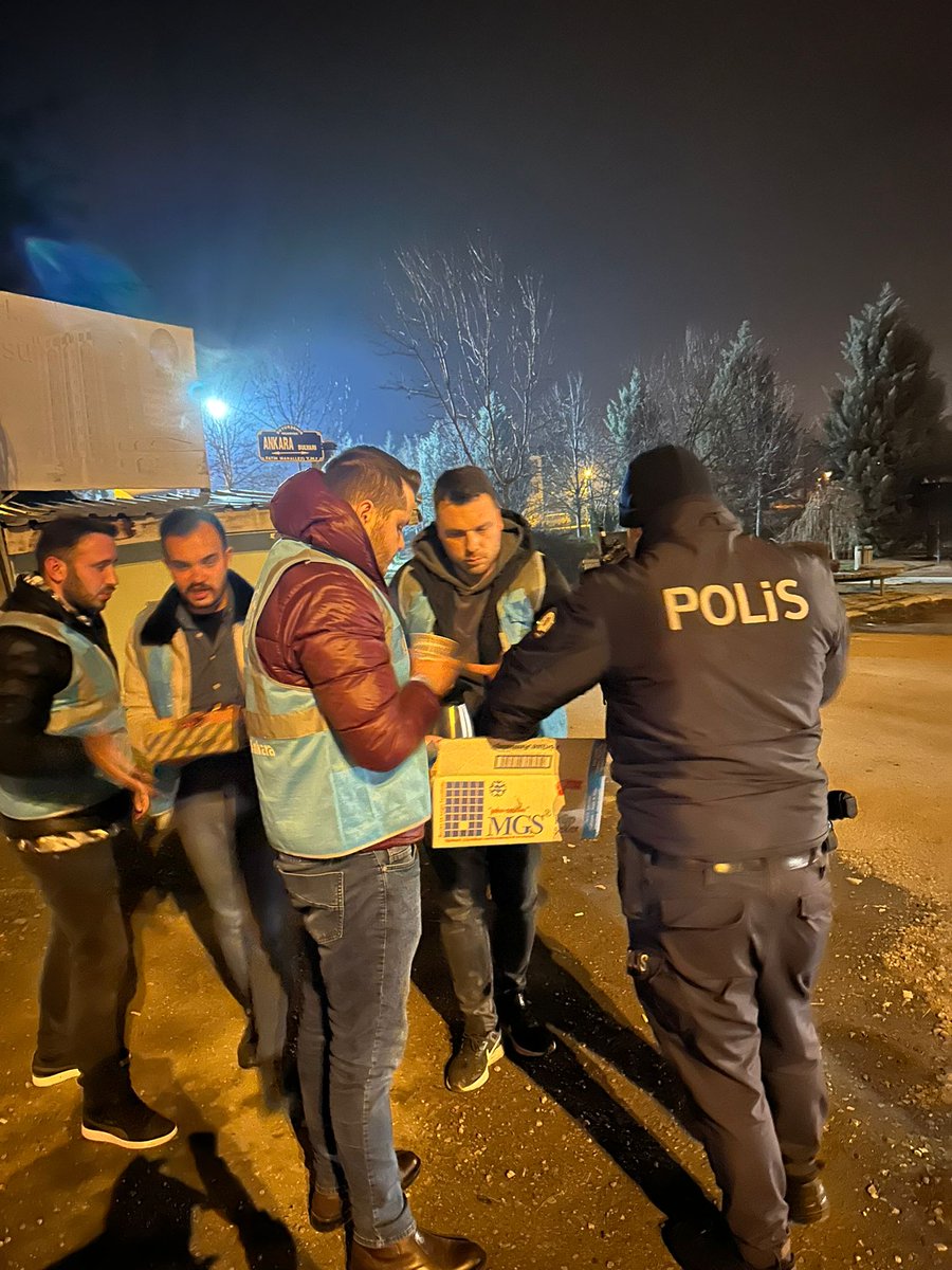 AkGenclikcubuk's tweet photo. Her daim milletimizin güvenligi ve huzuru için hazır olan güvenlik güçlerimizi ilçemizde bununan polis noktalarinda  ziyaret edip çay ve simit ikramında bulunduk.

#polisnoktasıziyaret https://t.co/K5ANpgS4mo