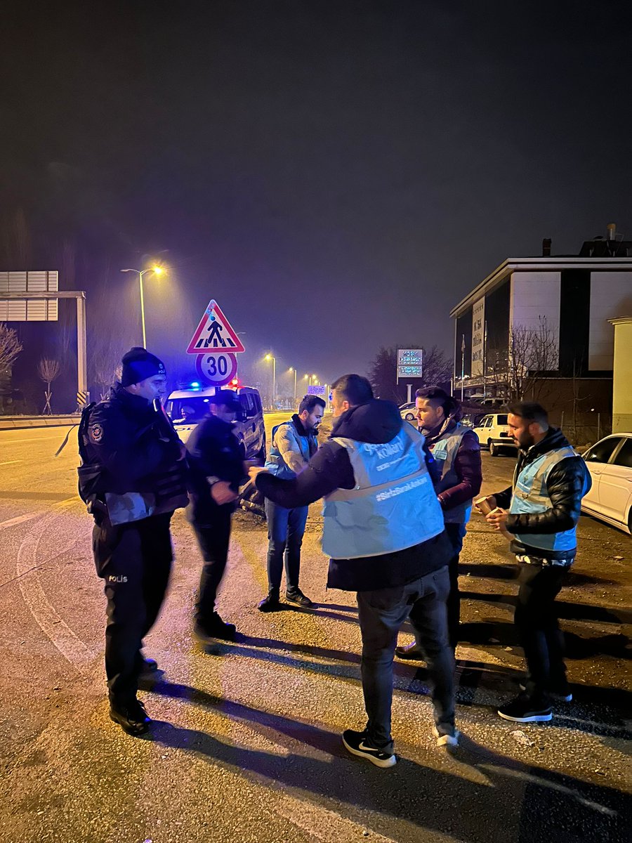 AkGenclikcubuk's tweet photo. Her daim milletimizin güvenligi ve huzuru için hazır olan güvenlik güçlerimizi ilçemizde bununan polis noktalarinda  ziyaret edip çay ve simit ikramında bulunduk.

#polisnoktasıziyaret https://t.co/K5ANpgS4mo