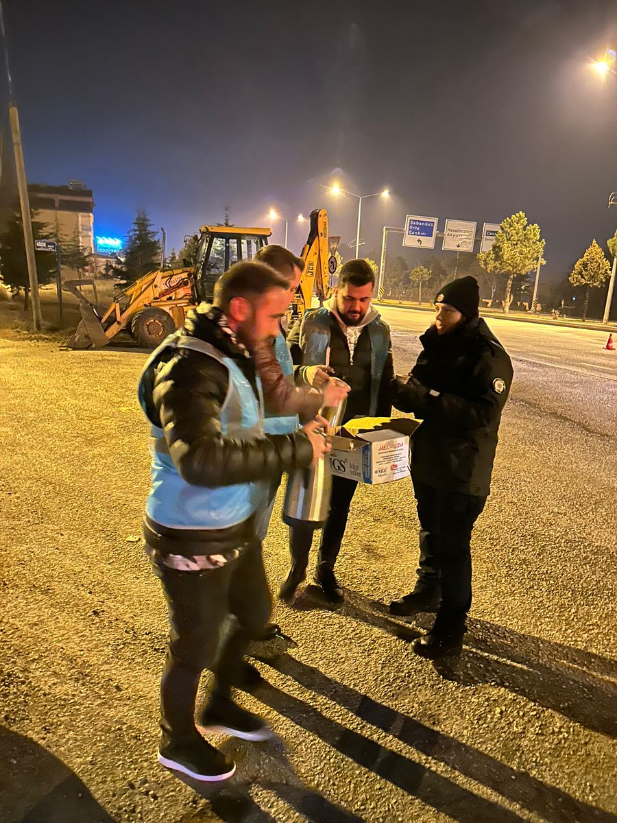 AkGenclikcubuk's tweet photo. Her daim milletimizin güvenligi ve huzuru için hazır olan güvenlik güçlerimizi ilçemizde bununan polis noktalarinda  ziyaret edip çay ve simit ikramında bulunduk.

#polisnoktasıziyaret https://t.co/K5ANpgS4mo