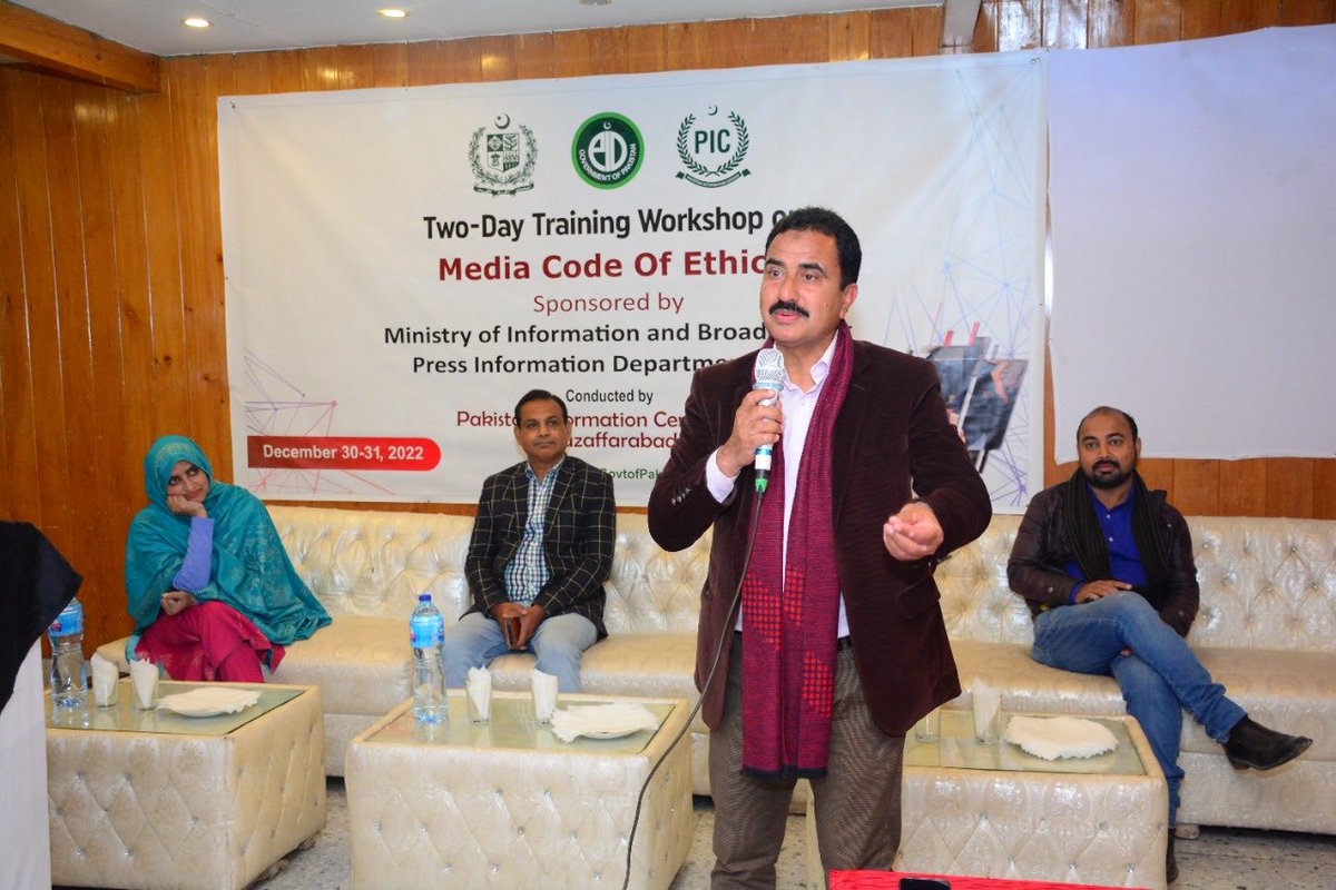 TariqNaqash's tweet photo. Speaking as trainer at the concluding session of 2-day workshop on media #code_of_ethics in #Muzaffarabad. The workshop was sponsored by @MoIB_Official. https://t.co/iaguTTdlQW