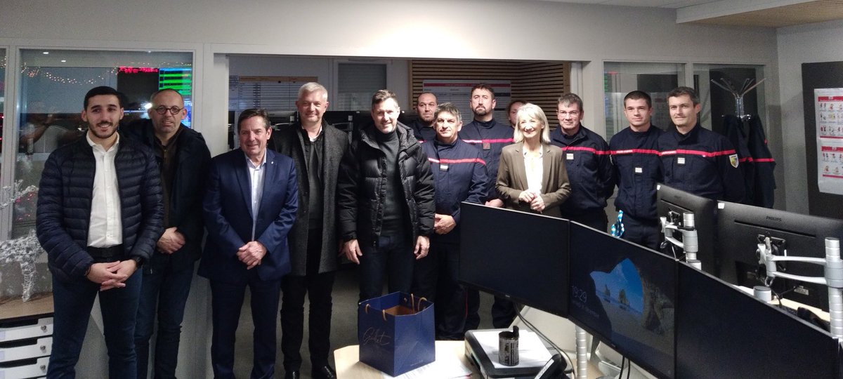 Pompiers Drôme (@sdis26) on Twitter photo Visite des élus et des autorités au CTA-CODIS en ce #31décembre l’occasion de remercier les sapeurs-pompiers Drômois qui continuent de vous porter #secours chaque jour de l’année 🧑🚒
<a href="/NDaragon/">Nicolas DARAGON</a> <a href="/MoutonMP/">Marie-Pierre Mouton</a> Visite des élus et des autorités au CTA-CODIS en ce #31décembre l’occasion de remercier les sapeurs-pompiers Drômois qui continuent de vous porter #secours chaque jour de l’année 🧑🚒
<a href="/NDaragon/">Nicolas DARAGON</a> <a href="/MoutonMP/">Marie-Pierre Mouton</a>