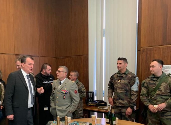 EMD_EI_EA's tweet photo. ➡️ En ce #31december2022 le COMEI, le COMEA et les autorités de la Mairie de Draguignan, ont rendu visite aux personnels de garde en ce dernier jour de l'année.
Bonne année à tous !
#LaMissionContinue
#COME2CIA #ArméeDeTerre #arméezonesud https://t.co/xR9VJB7Mbz