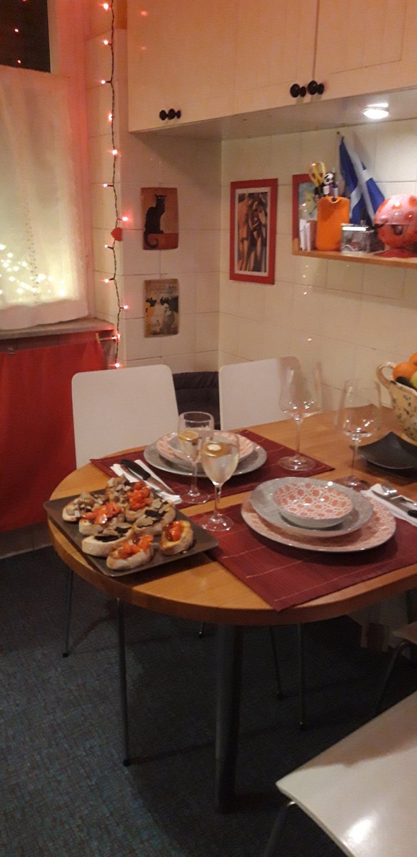 eleonely's tweet photo. Noi si comincia il cenone con vodka tonic,  e crostini con pomodorini,  porcini sott'olio e al tartufo...
Auguri veg a tuttə♡‧₊˚✧˖°˖⁺‧₊˚♡˚₊‧⁺˖｡･:*:･ﾟ★
૮₍´｡ᵔ ꈊ ᵔ｡`₎ა
#31dicembre
#HappyNewYear #capodanno2023 
#veganproblem https://t.co/3aUje4NIIx