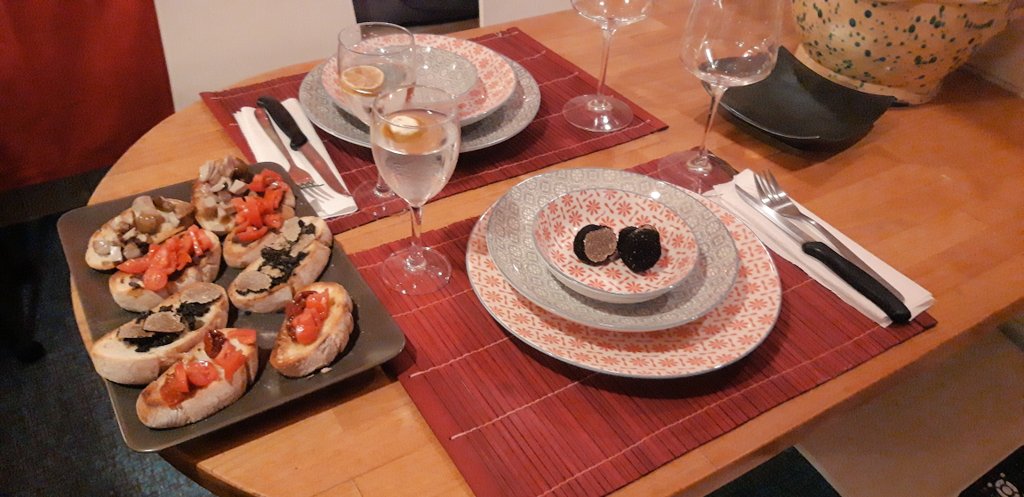 eleonely's tweet photo. Noi si comincia il cenone con vodka tonic,  e crostini con pomodorini,  porcini sott'olio e al tartufo...
Auguri veg a tuttə♡‧₊˚✧˖°˖⁺‧₊˚♡˚₊‧⁺˖｡･:*:･ﾟ★
૮₍´｡ᵔ ꈊ ᵔ｡`₎ა
#31dicembre
#HappyNewYear #capodanno2023 
#veganproblem https://t.co/3aUje4NIIx