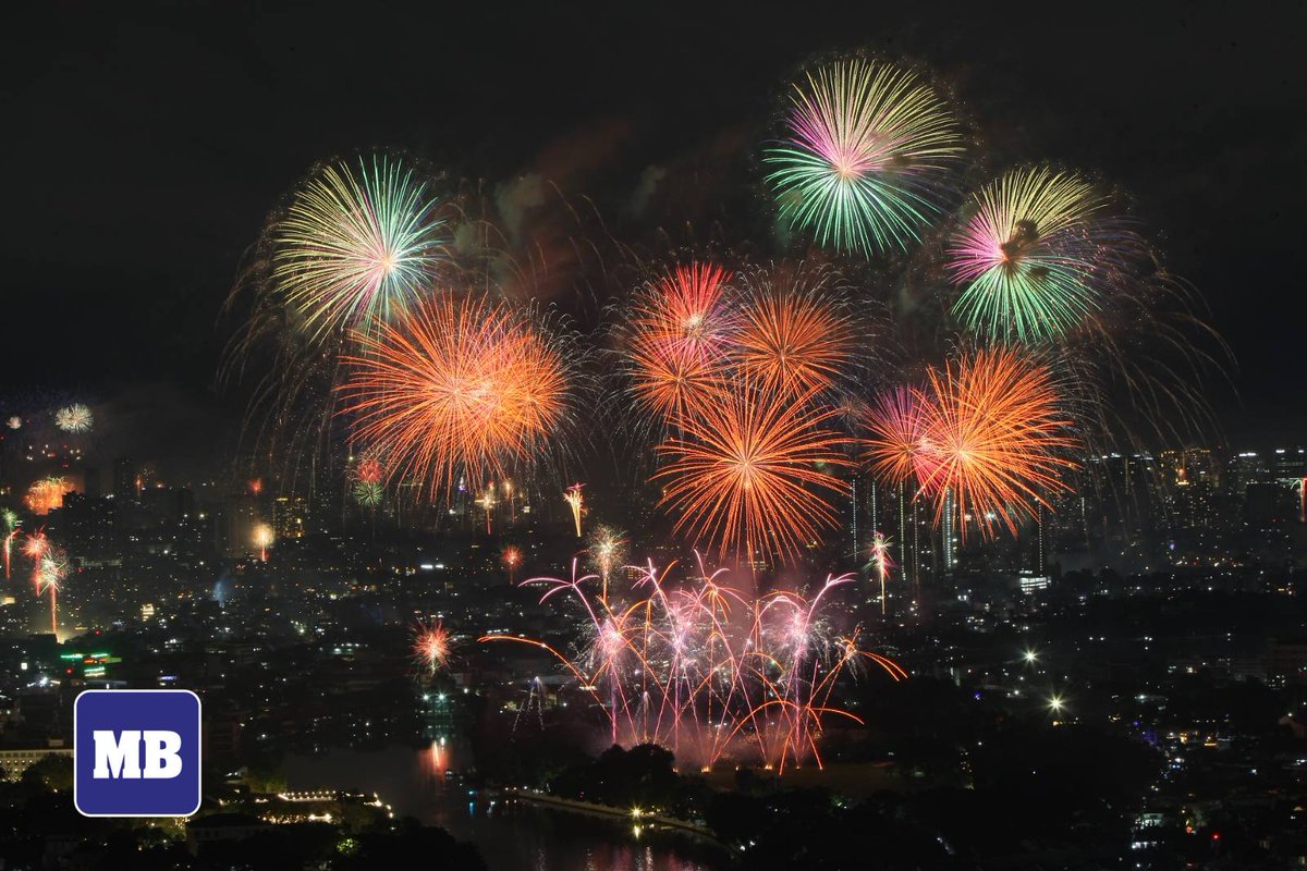 manilabulletin's tweet photo. Colorful fireworks welcome the New Year above the Pasig River in Manila on January 1, 2023. (📷Juan Carlo de Vela) https://t.co/sydlIm9KxQ