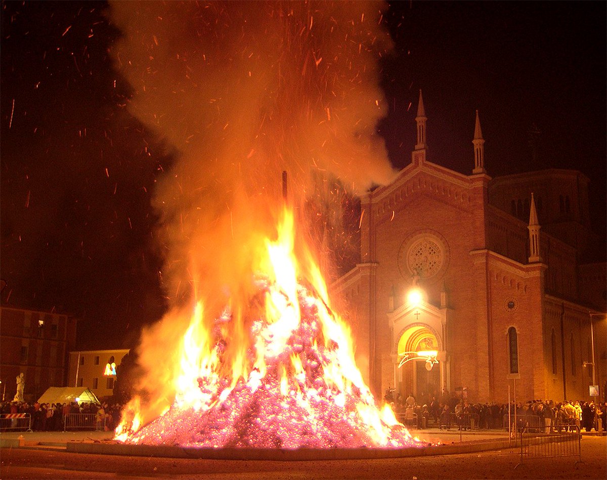 Trevisoinfo's tweet photo. La sera del 5/01 si rinnova la magia dei Panevin in provincia di Treviso. Tra i falò storici ricordiamo quello a Treviso al Museo Piavone, il Panevin di Arcade, i panevin nel Vittoriese e altri https://t.co/oXrAxGoYuz

#panevin #treviso #falò #Veneto https://t.co/ROpHoYCmbl