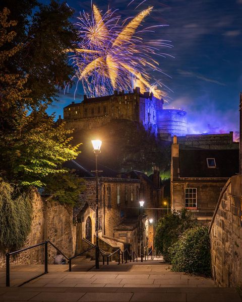 VisitScotland's tweet photo. Happy #Hogmanay everyone! Slàinte mhath! 🥃🎇 Who's hoping for a trip to #Scotland in 2023? 🙋

📍 The Vennel, @edinburgh 📷 IG/pandeyrr https://t.co/zqZ5rQi401