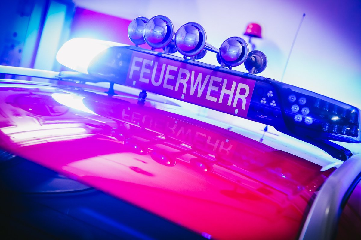 kfvnortheim's tweet photo. In #Oldenrode in der Gemeinde #Kalefeld wird ebenfalls eine brennende Hecke gemeldet. Die Ortsfeuerwehr rückt aus und löscht das #Feuer in der Nähe eines Gebäudes ab. #Silvester2022 #Einsatz #Feuerwehr https://t.co/pWW3LMItDU