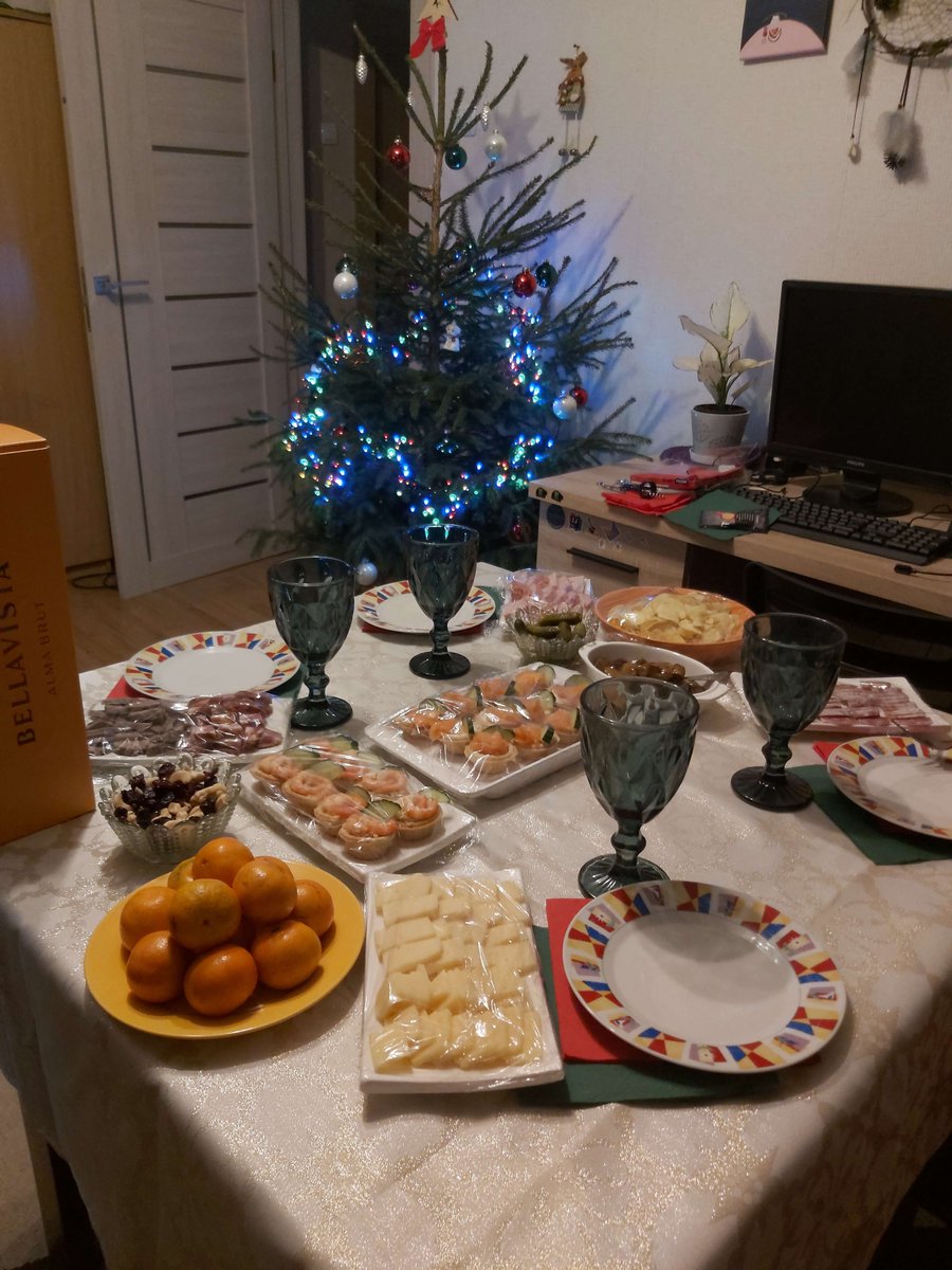 POV: Casual Eastern European New year's table. Happy new year lads!!