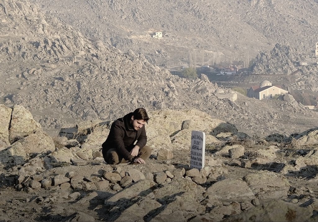 Yeryüzünden birer birer eksilirken toprağın altında çoğalmaya başlıyor sevdiklerimiz. Ve dünyanın kıymetsizliğini toprağın altındaki sevdiklerin arttıkça anlıyorsun. 
- Murat Adatepe
#gönüldağı