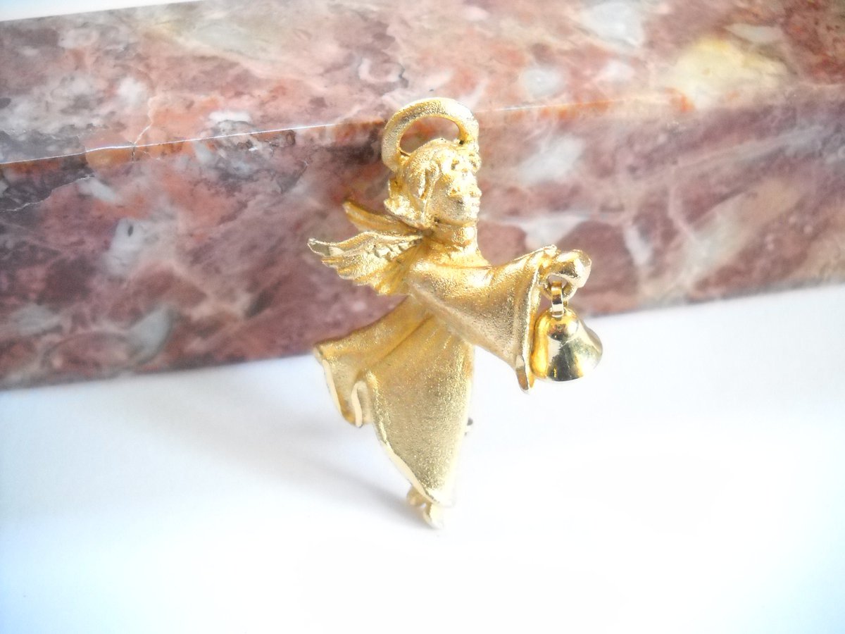 find_charlotte's tweet photo. Excited to share the latest addition to my #etsy shop: Vintage Angel Pin w Bell Brushed Gold Tone Metal Halo Loop For Pendant Vintage Brushed Gold Tone Metal Angel Brooch Boho https://t.co/tnsOsl3pPr #gold #birthday #christmas #starscelestial #unisexadults #no #midcent https://t.co/nfiSQjuHSD