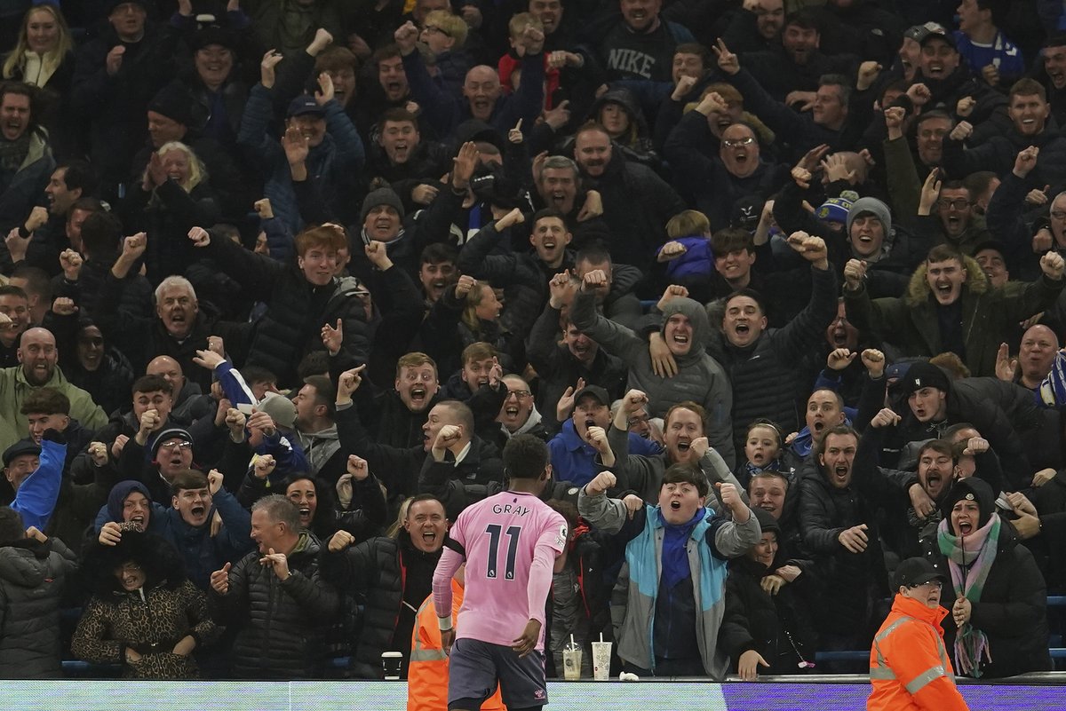 TheFrenchHench's tweet image. Not one single cellular device in sight.

Everton.