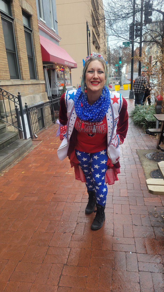 kreweducaps's tweet photo. Started the month in Seattle for a Caps game, ending it in DC for @Capitals vs Habs. I went casual for this one due to suitcase space, way fewer sequins than usual, but I still got my sparkle.
Thanks @HunterHex601 for bringing me!

#ALLCAPS https://t.co/ferAkNAj1f