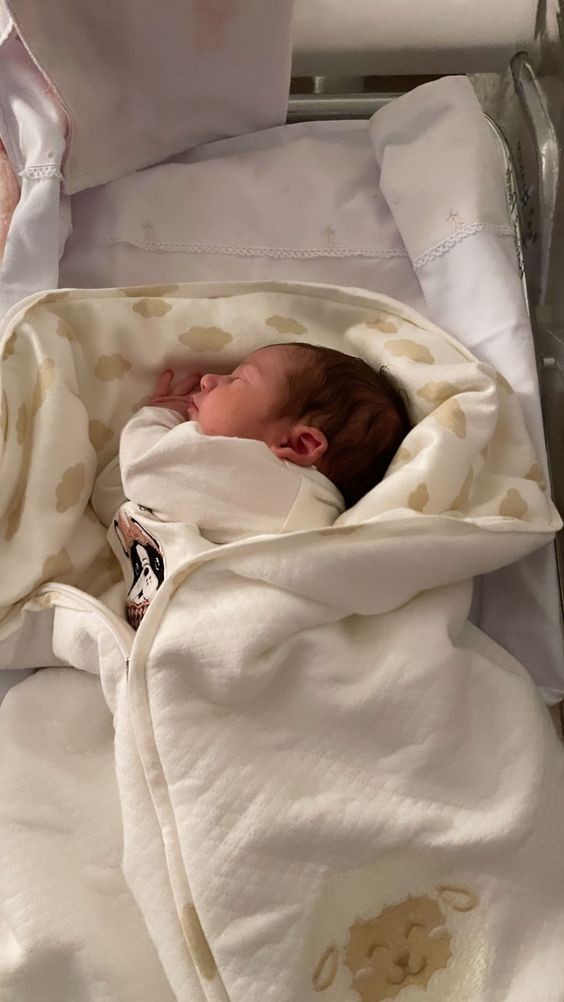 AlmortzR's tweet photo. Me siento el hombre más afortunado al tener a mi lado a @CarlotaBeauReix, quien me ha dado el regalo más especial y delicado de toda mi vida. Mi pequeña hija Maiko Honda Beaufort-Reixach ha nacido sana y fuerte, siento que camino en el cielo ❤️❤️ https://t.co/t5n4VKUNyO