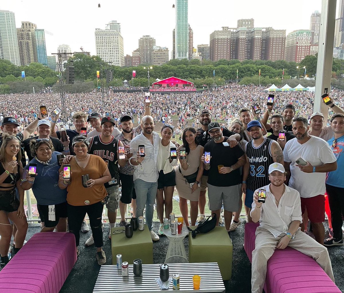 metafansnft's tweet photo. We’ve had a blast with you guys all year, we can’t wait for what’s to come in 2023 😎🔥 #HappyNewYear https://t.co/xlyzxAD5XQ