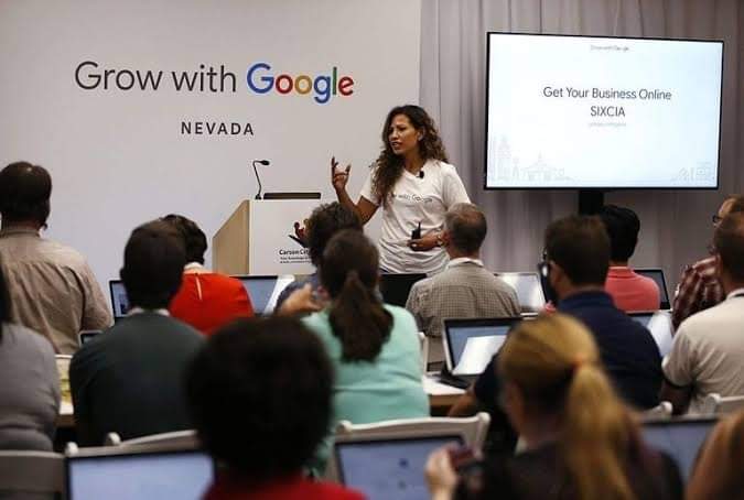 في 6 شهور بس تقدر تاخد شهادة جامعة تساوي 4 سنين !!
= ااه من جوجل بسس

80%  من اللي أخد شهادات قالوا إن حياتهم اتغيرت و مرتباتهم زادت 4 أضعاف .😌

و ده لأنهم بقوا بيشتغلوا في اكبر شركات العالم بعد ما تم تأهيلهم في خلال ٦ شهور بس من خبراء جوجل نفسهم .