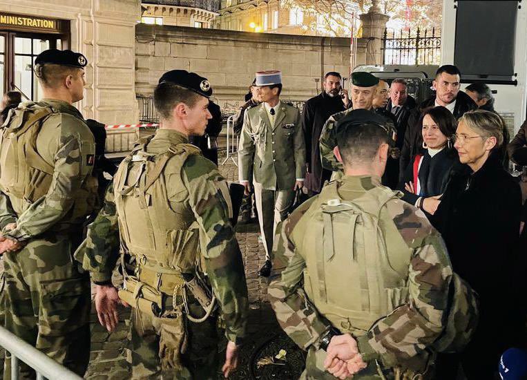 dburkli's tweet photo. En cette soirée du 31 décembre, j’accueille la Première Ministre @Elisabeth_Borne et @SoniaBackes venues saluer l’engagement des militaires de l’opération Sentinelle, qui depuis huit ans, nous protègent de la menace terroriste. Avec le Général Burkhardt boulevard Haussmann. https://t.co/xlO5INdjDc