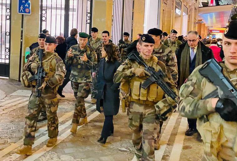 dburkli's tweet photo. En cette soirée du 31 décembre, j’accueille la Première Ministre @Elisabeth_Borne et @SoniaBackes venues saluer l’engagement des militaires de l’opération Sentinelle, qui depuis huit ans, nous protègent de la menace terroriste. Avec le Général Burkhardt boulevard Haussmann. https://t.co/xlO5INdjDc