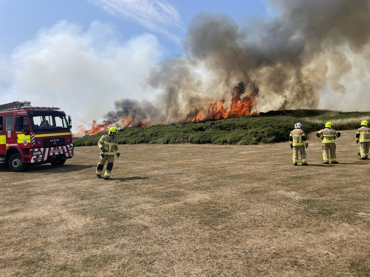 craig_thomas111's tweet photo. HNY to everyone, 2022 has most certainly been a very busy one with a variety of incidents. Wildfires were some of the worst I have experienced and floods again played a big part . hope everyone has had a great Xmas break and 🍺cheers to a safe and happy 2023 https://t.co/fTK36wV5N5