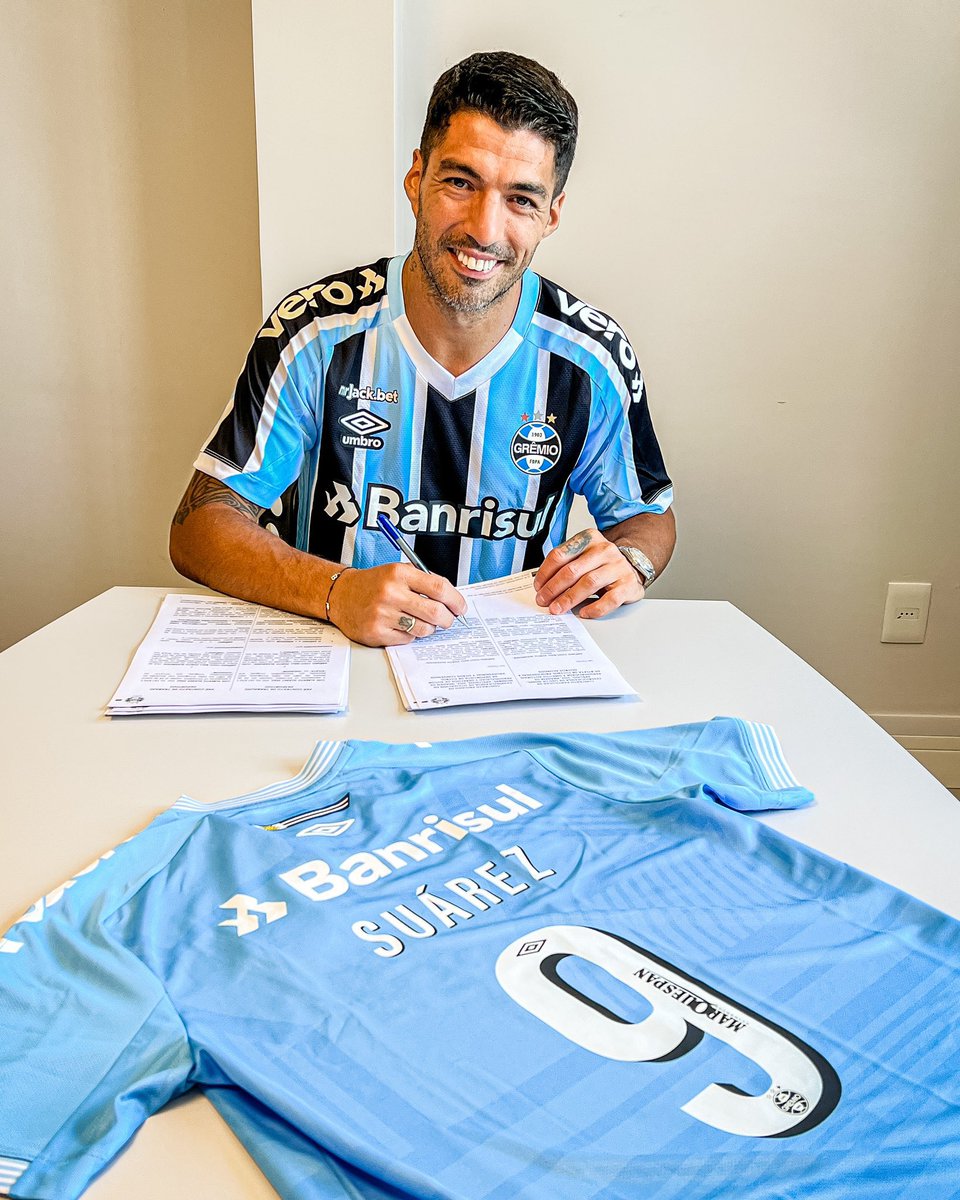 Luis Suárez here posing as new Gremio player after signing his contract valid until 2024. 🇪🇪🇺🇾🇧🇷 #transfers