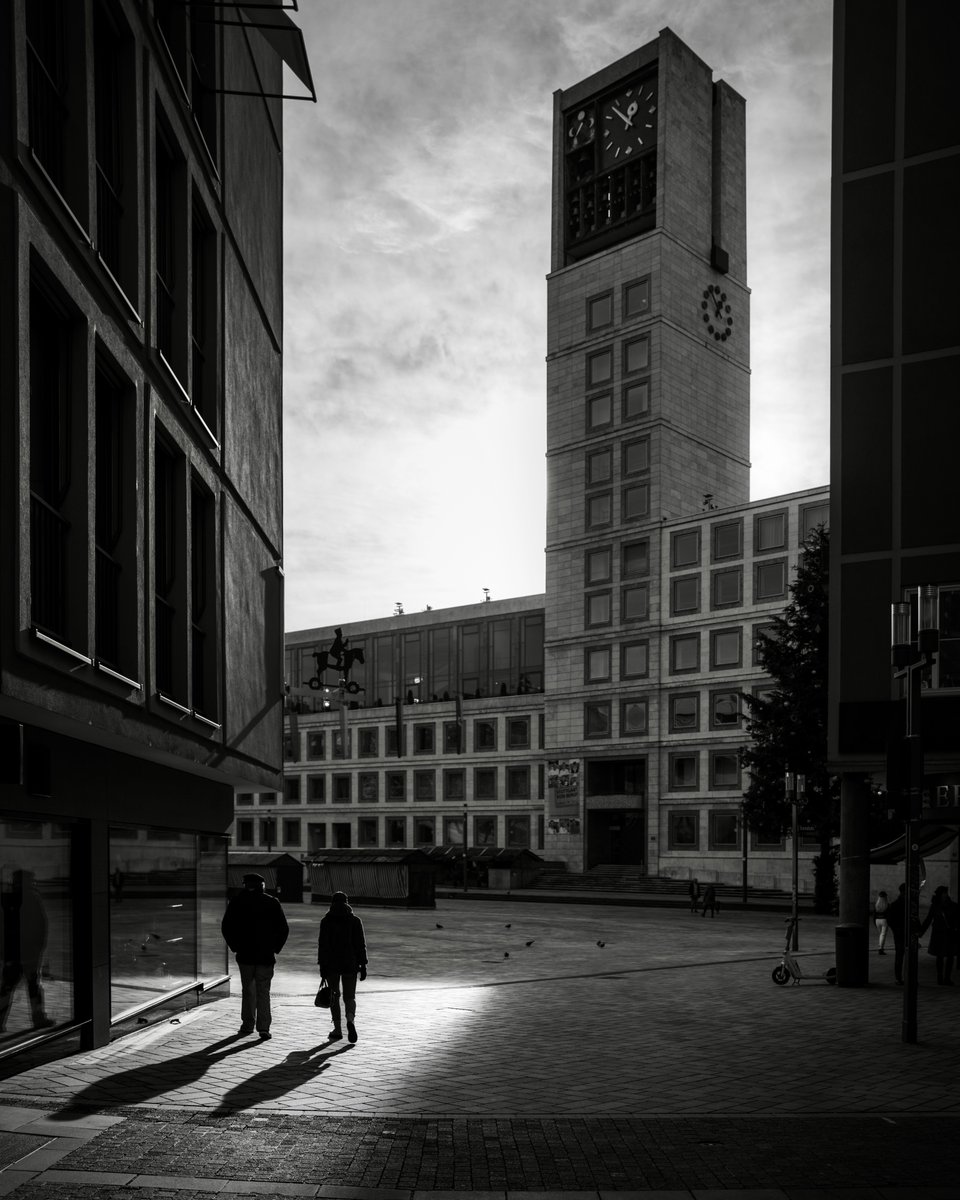Take a Walk on the Bright Side, Rathaus
#blackandwhitephotography #architecturephotography #streetphotography #lastpostof2022 #365in2022