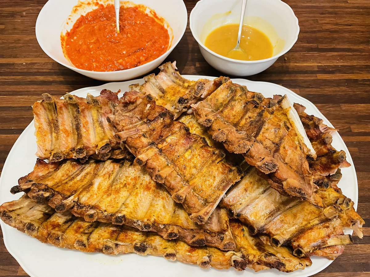 Breitlinger1's tweet photo. Die #Rippchen sind fertig. Es wird mit Fingern gegessen. Eine Schweinerei sondergleichen 👍 https://t.co/tJJS2LarL3