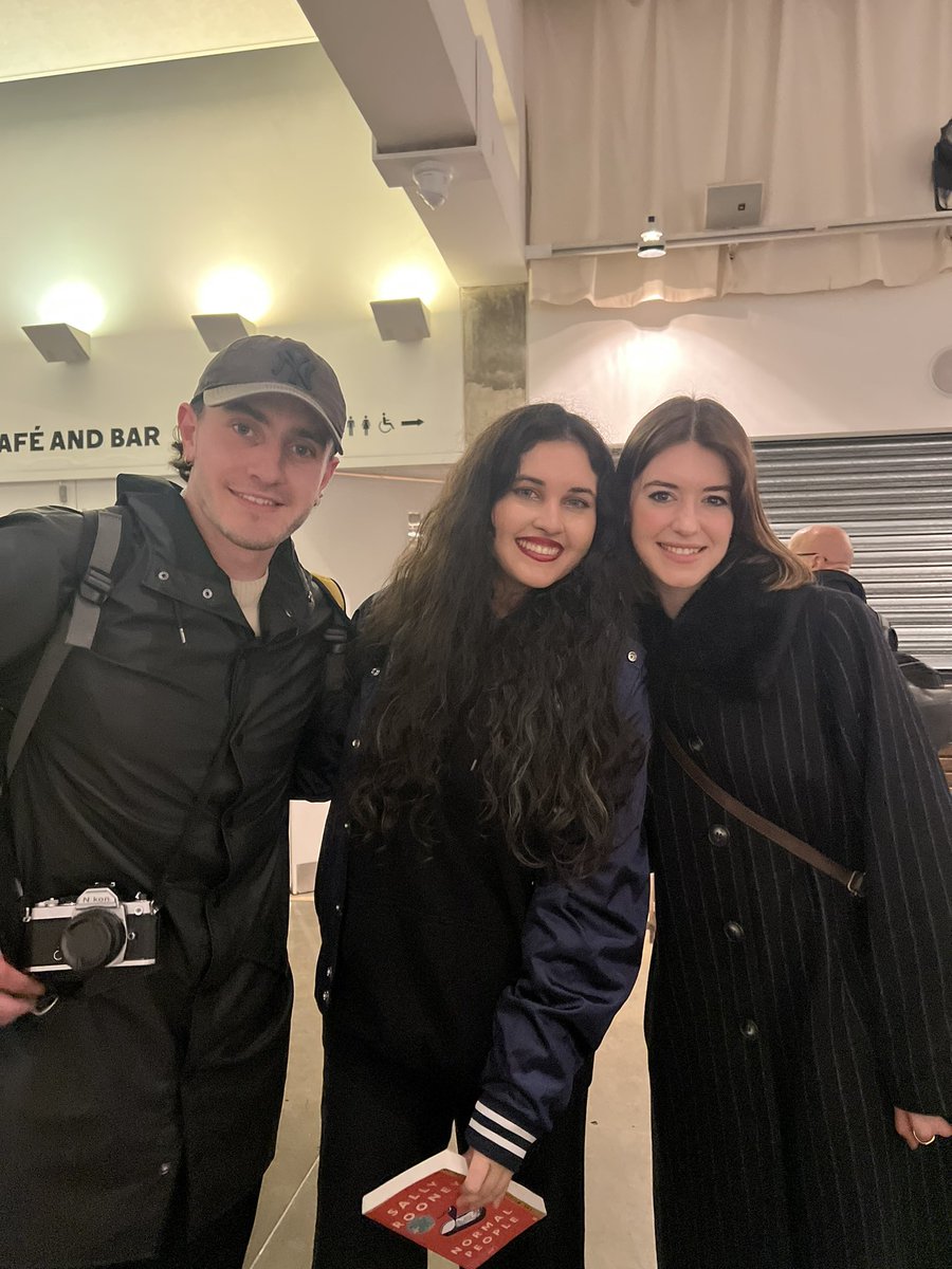 bestofdaisyjej's tweet photo. THEM! Daisy Edgar-Jones and Paul Mescal with a fan recently https://t.co/58XWn3JwS0