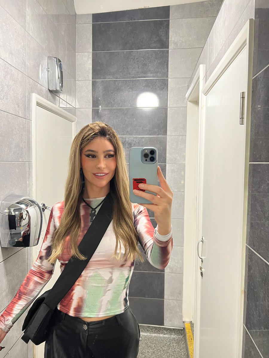 h__az__e_l's tweet photo. omg a trans woman just used a woman’s bathroom and nobody died!!!! https://t.co/8FJwvo5VbF
