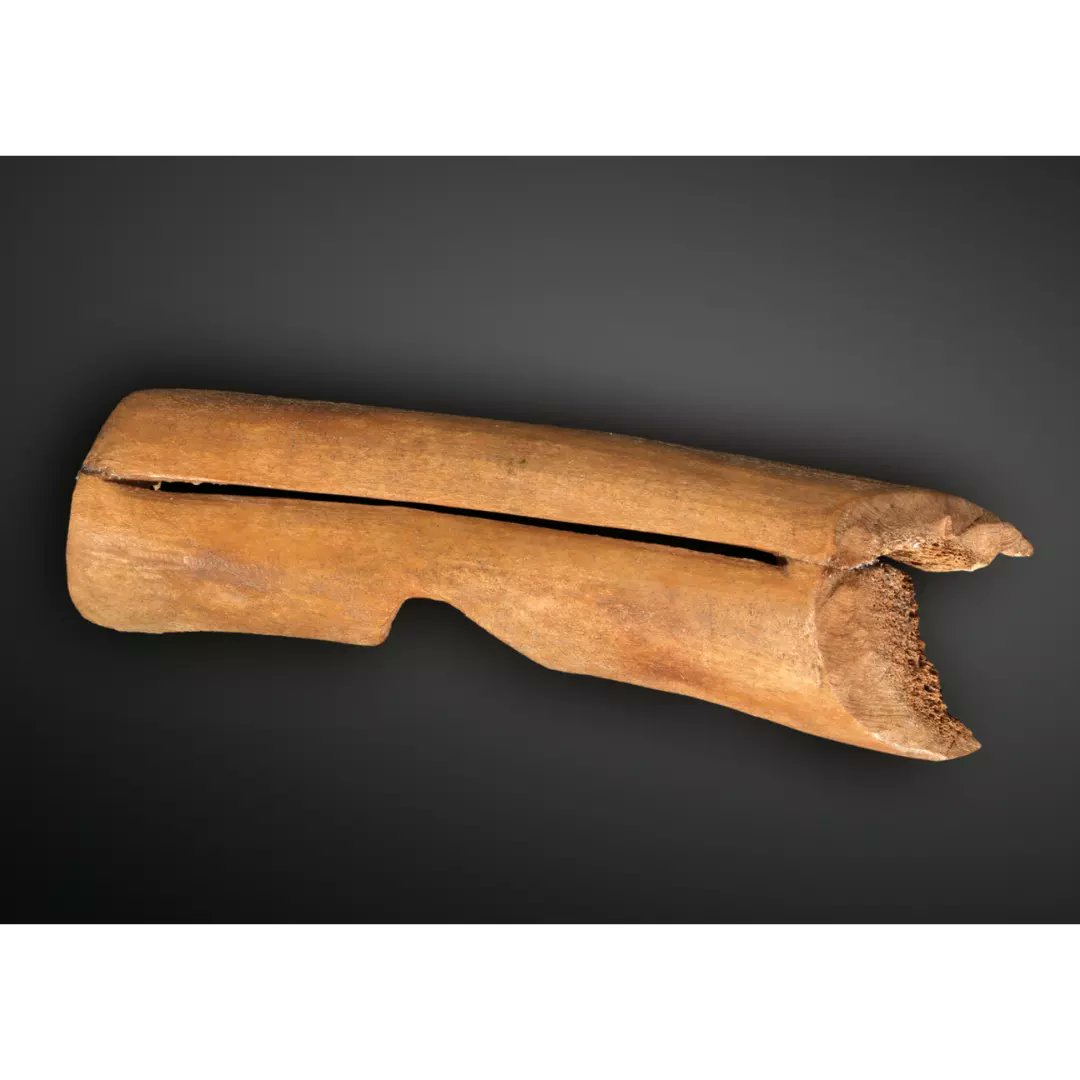 Happy New Year and this holiday, don't forget your SNOW GOGGLES! 😎
Would you like to acquire our pair of sun goggles carved from a piece of lightweight bone? 
This piece is Eskimo, from Mainland Alaska. Thule culture 1500 – 1800 AD. 13,7 cm
Please contact us for more information