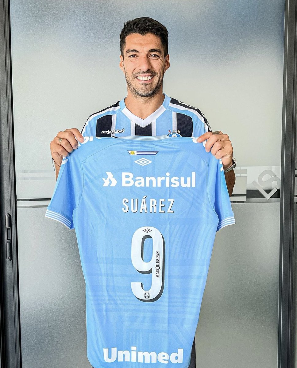the_futbul's tweet photo. ✍️: Gremio sign Luis Suarez on a free transfer 

#SuarezEnGremio https://t.co/dWcbmybOfP