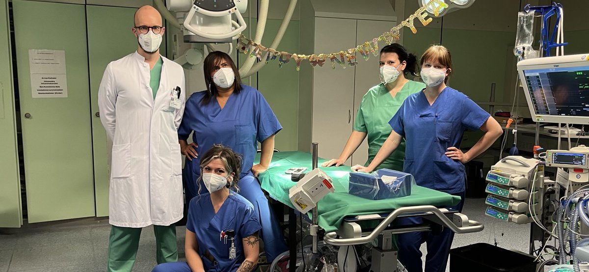 UCH_Essen's tweet photo. Liebe Grüße vom #TeamNachtdienst 🎉 #Unfallchirurgie
#Silvester #Traumasurgery #UC #Schockraum #HappyNewYear 🪅🪅 https://t.co/NFg5TPN0bi