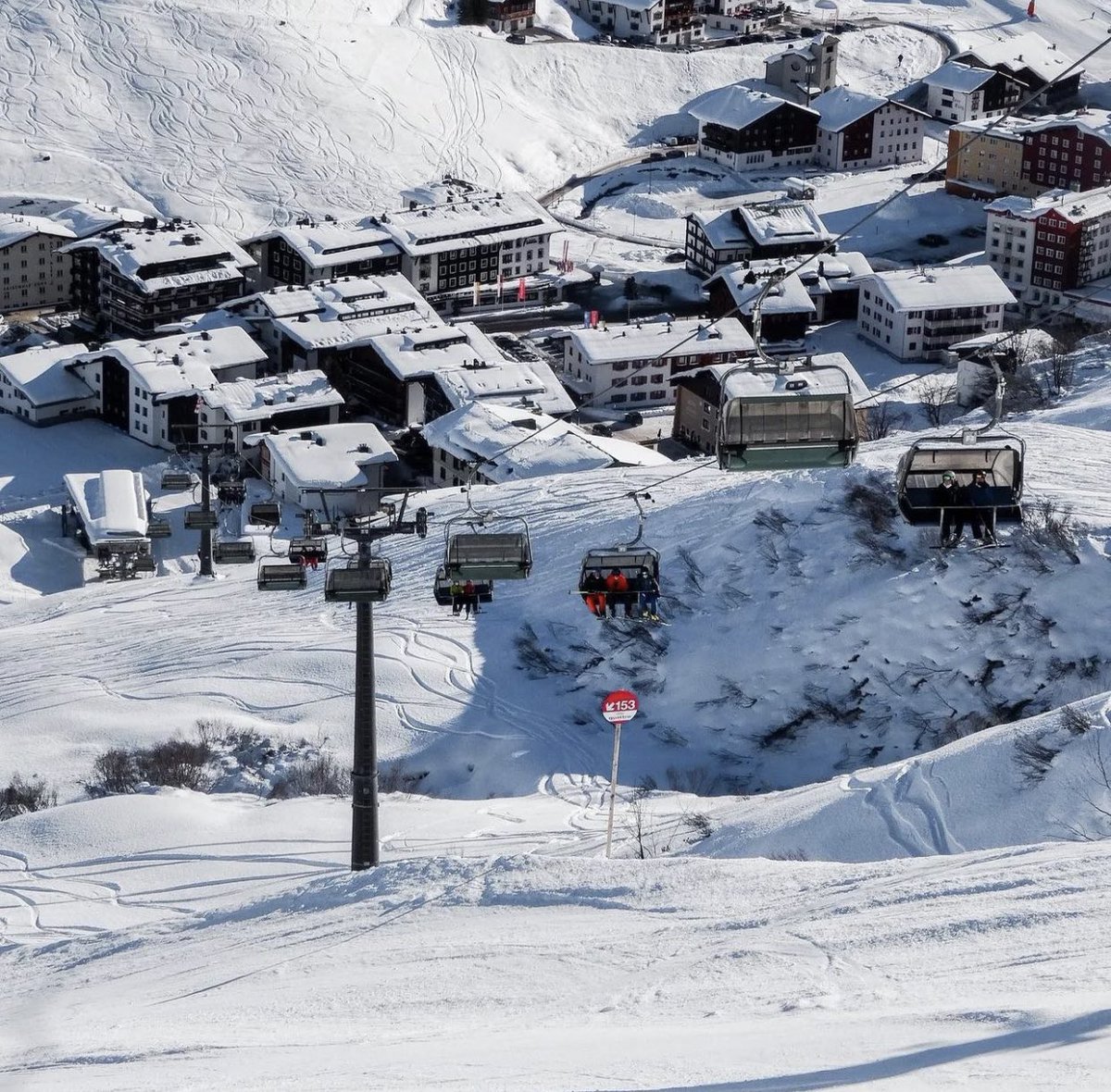 - لعشاق الشتاء والفعاليات الشتوية قرية #lech_zürs الواقعة في ولاية فورارلبيرغ 🇦🇹

قرية جميلة ومتنوعة تضم أطول مسار تزلج في جبال الألب ⛷️
بالإضافة للفنادق والمطاعم الفخمة 😍

👈🏼 بريجينز 90 Km
👈🏼 إنسبروك 118 Km

هذا موقعهم للحجز والتعرف أكثر على خدماتهم👇🏼

lechzuers.com/en