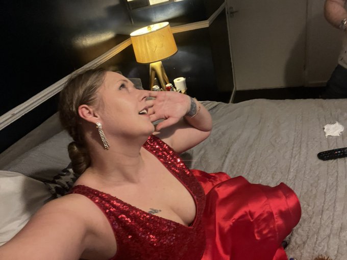 And tonight I&rsquo;m royalty 😁😈😈🔥🔥 https://t.co/M2d86qefTU https://t.co/4puDsaYLw6