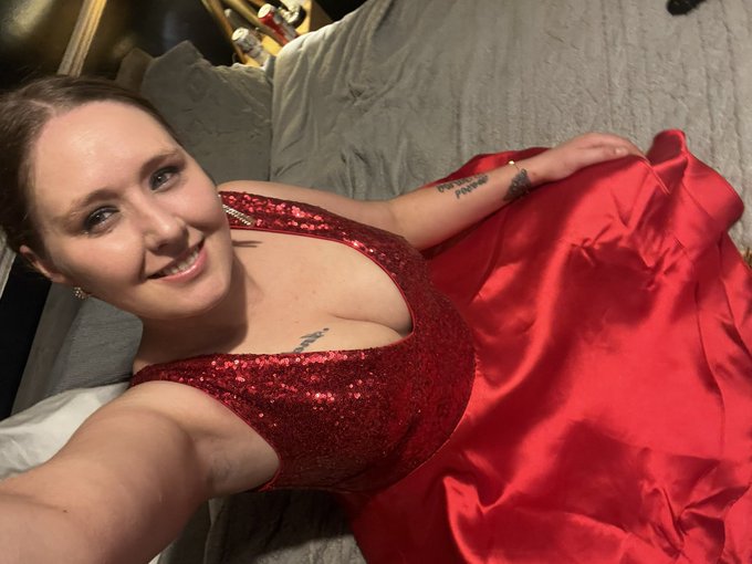 And tonight I&rsquo;m royalty 😁😈😈🔥🔥 https://t.co/M2d86qefTU https://t.co/4puDsaYLw6