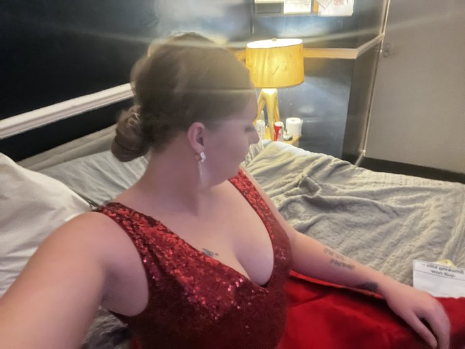 And tonight I&rsquo;m royalty 😁😈😈🔥🔥 https://t.co/M2d86qefTU https://t.co/4puDsaYLw6